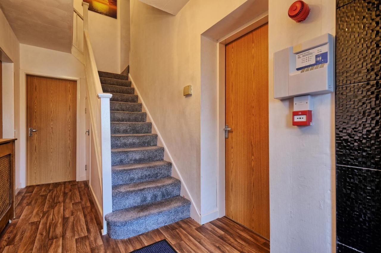 Upton Village Guest House Μπίρκενχεντ Εξωτερικό φωτογραφία
